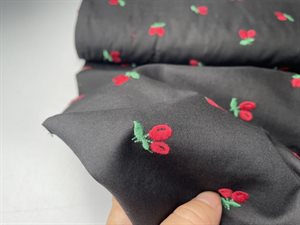 Poplin - flotte broderede kirsebær på sort bund